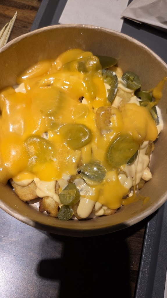 Chili Cheese Fries mit hausgemachter Sauce