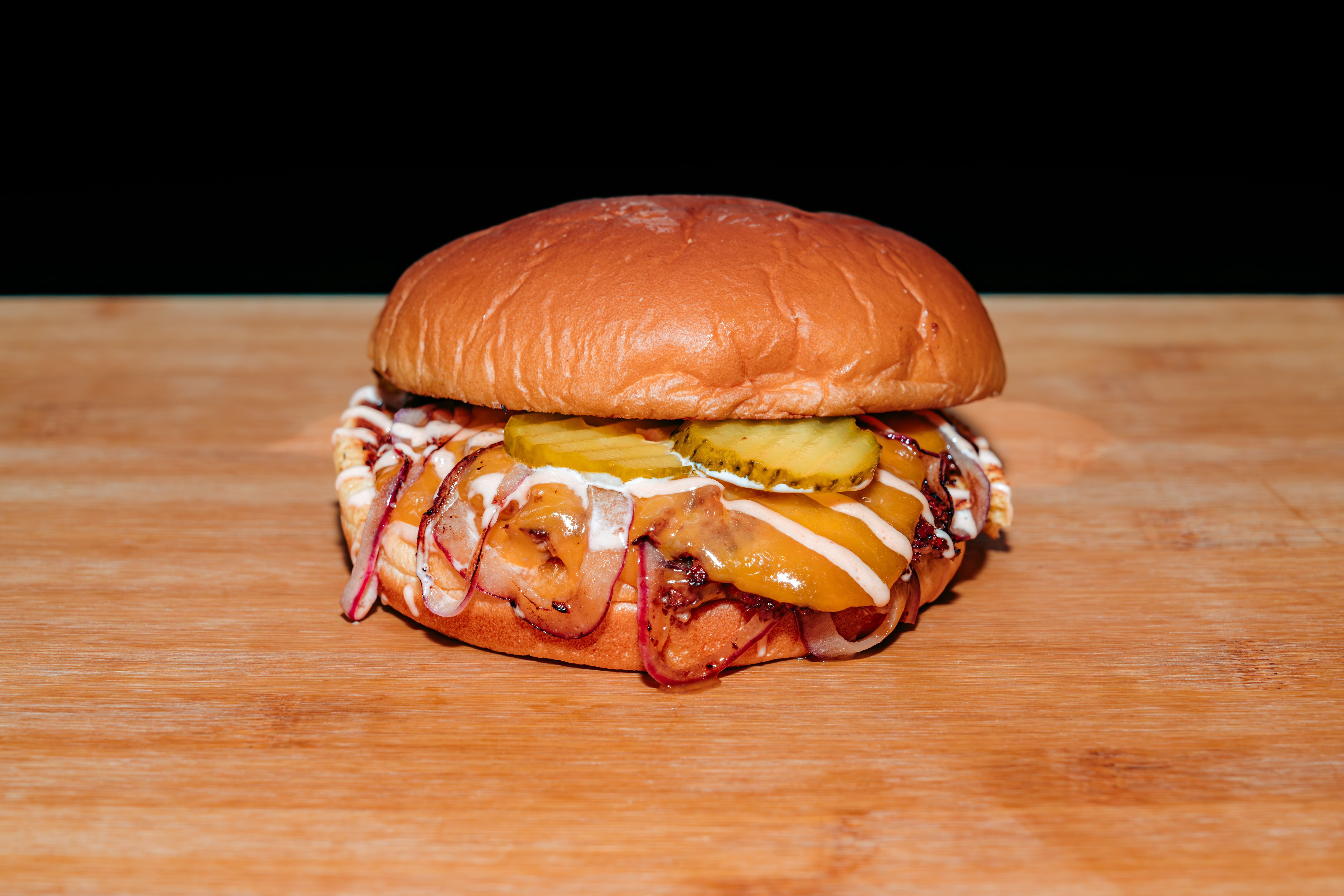 Krosser Smash Burger mit Cheddar und Sauce